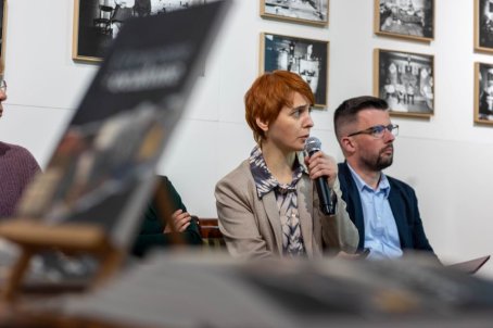 Kobieta wygłasza prelekcję