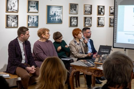 Kobieta wygłasza prelekcję