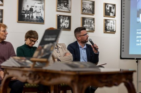 mężczyzna wygłasza prelekcję