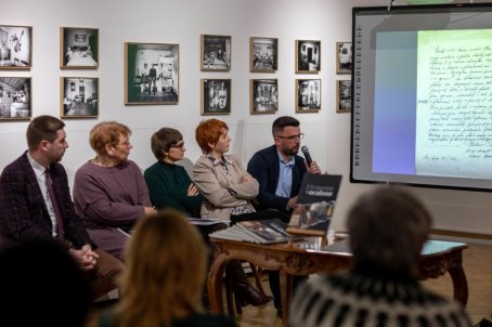 Mężczyzna wygłasza prelekcję
