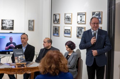 Mężczyzna wita zebranych na sali