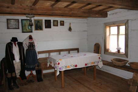 Wnętrze drewnianej chaty