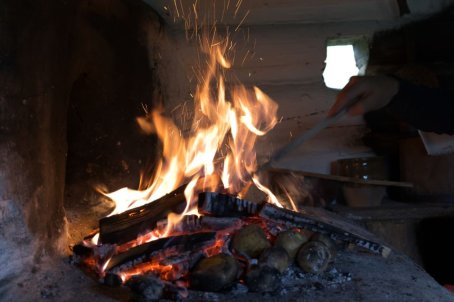 Ziemniaki w ogniu na palenisku pieca