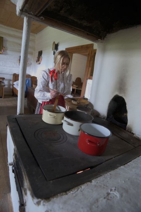 Kobieta gotuje pierogi