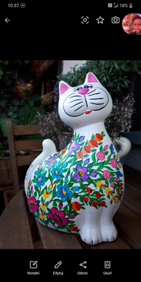 Kot z ceramiki zdobiony malowanymi kwiatami