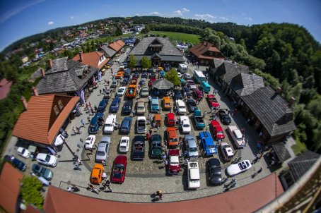 Widok z lotu ptaka na samochody, budynki i ludzi
