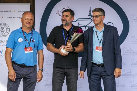 40.	Czterech mężczyzn na scenie, jeden z nich trzyma puchar.