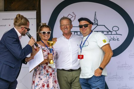 45.	Cztery osoby na scenie podczas wręczania nagród
