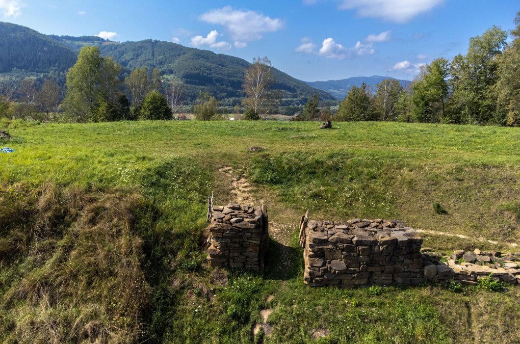 kamienny murek na trawie