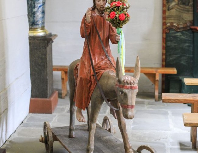 Chrystus siedzący a osiołku, rzeźba