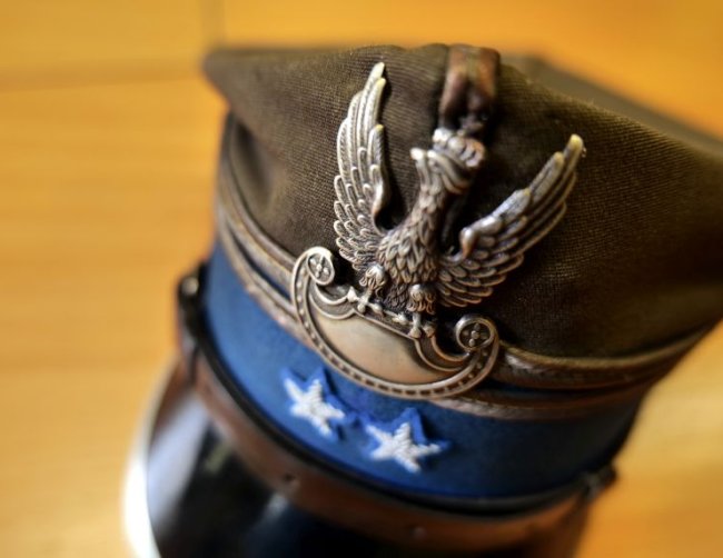 Orzełek metalowy na czapce wojskowej