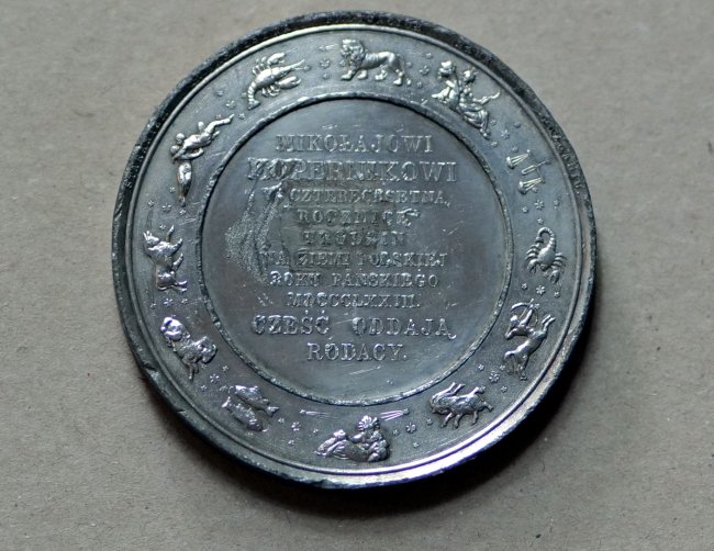 awers medalu z wizerunkiem Mikołaja Kopernika