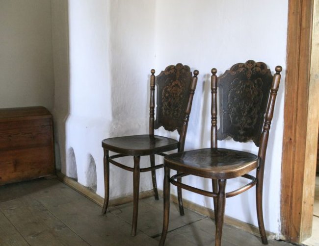 Dwa krzesła przy ścianie